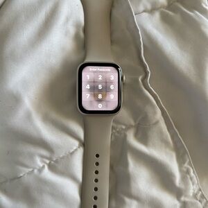 Apple Watch SE- Starlight 44 MM